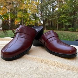 Women's Clarks Clogs Never worn. Size 9W. Wine.